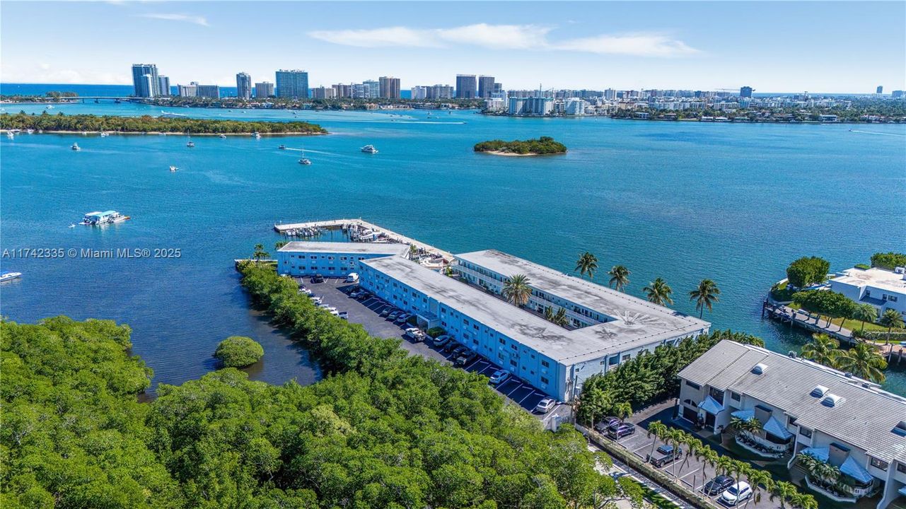 For Sale: $260,000 (1 beds, 1 baths, 620 Square Feet)