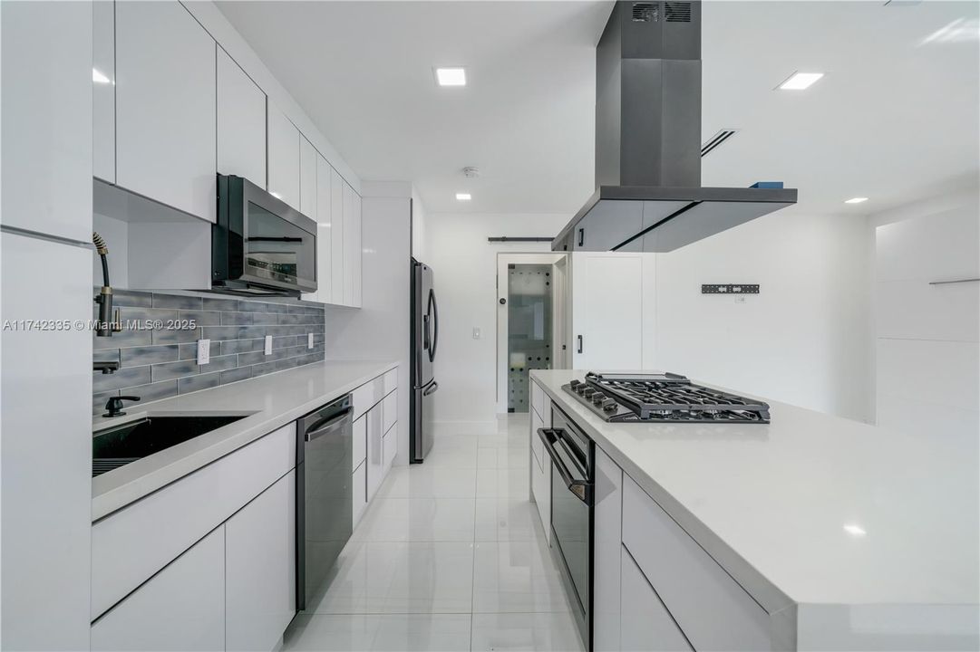 For Sale: $260,000 (1 beds, 1 baths, 620 Square Feet)