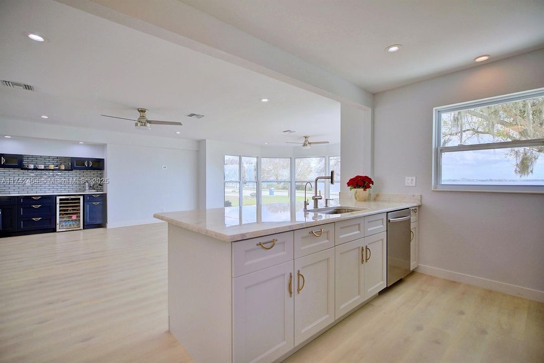 最近售出: $675,000 (3 贝兹, 3 浴室, 3056 平方英尺)