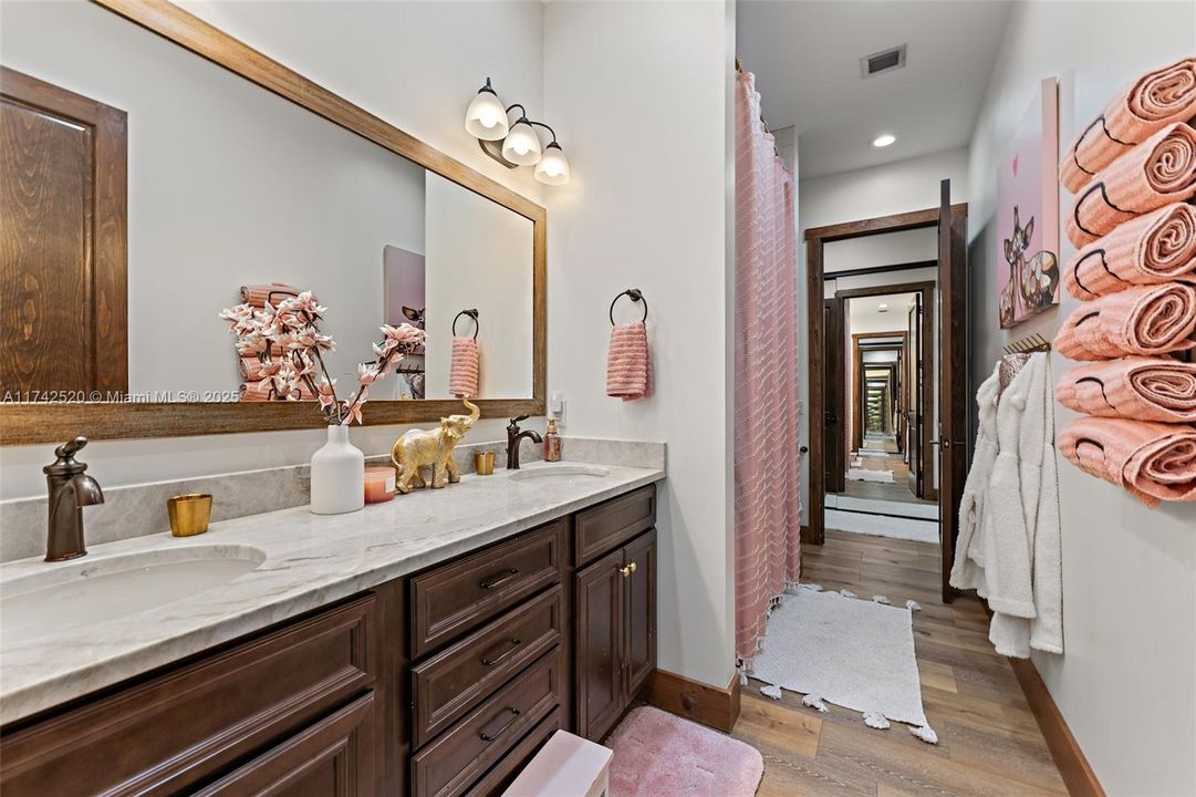 Recently Sold: $2,100,000 (4 beds, 3 baths, 2995 Square Feet)