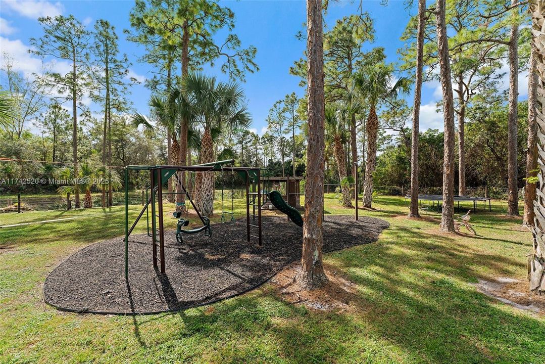 Recently Sold: $2,100,000 (4 beds, 3 baths, 2995 Square Feet)