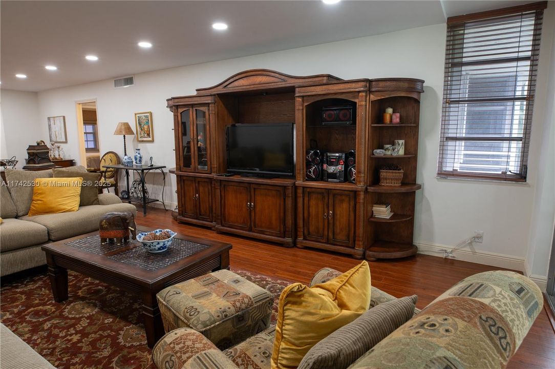 出租: $2,625 (3 贝兹, 3 浴室, 1620 平方英尺)