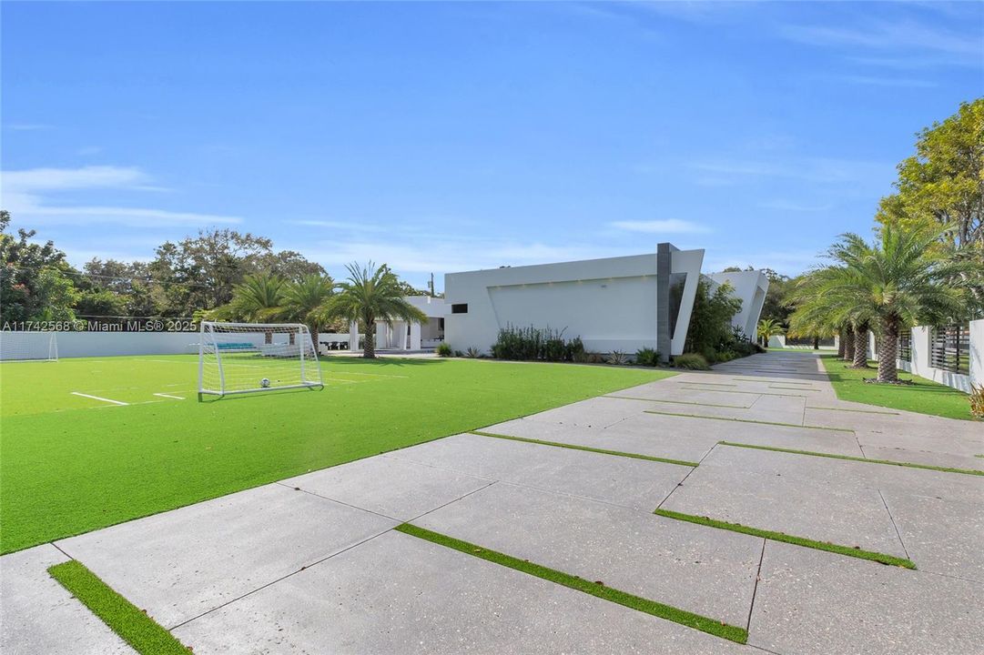 For Sale: $6,550,000 (5 beds, 5 baths, 5620 Square Feet)