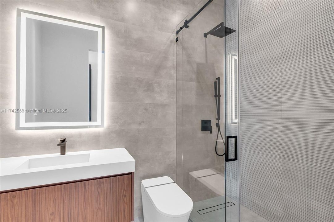 For Sale: $6,550,000 (5 beds, 5 baths, 5620 Square Feet)