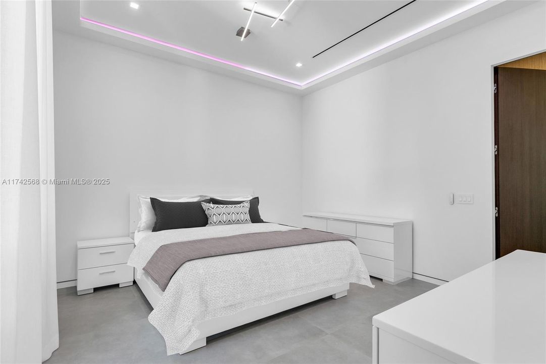 For Sale: $6,550,000 (5 beds, 5 baths, 5620 Square Feet)