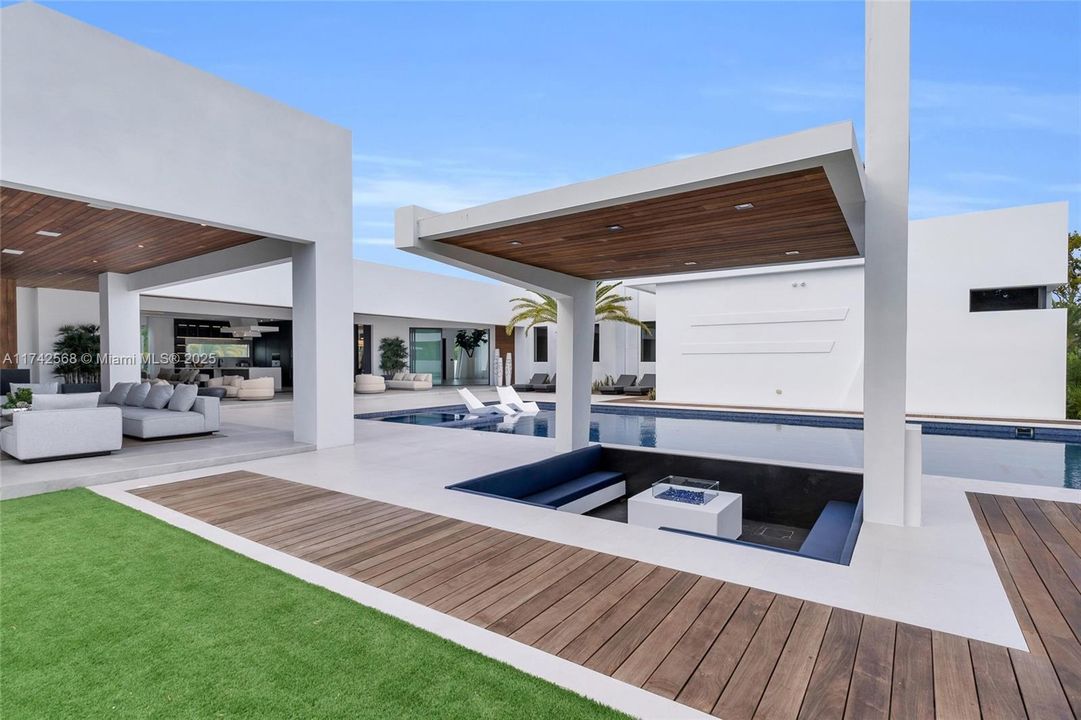 For Sale: $6,550,000 (5 beds, 5 baths, 5620 Square Feet)