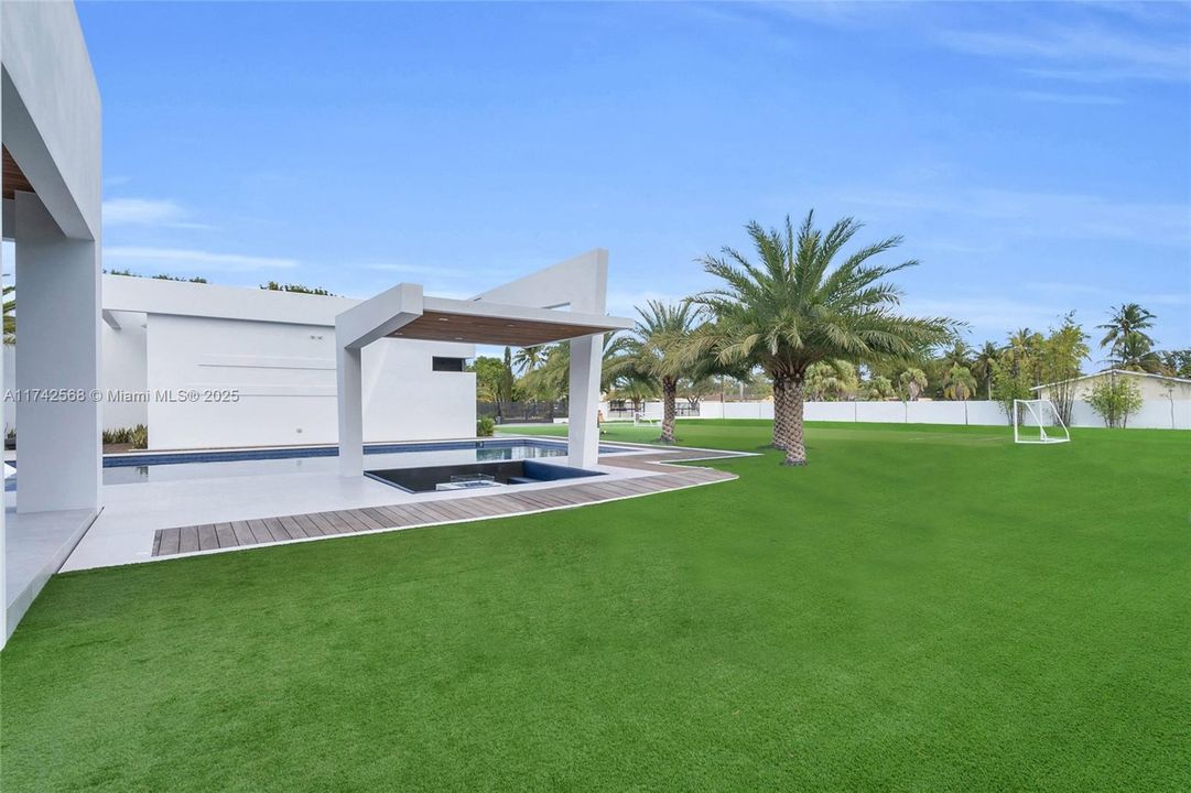 For Sale: $6,550,000 (5 beds, 5 baths, 5620 Square Feet)