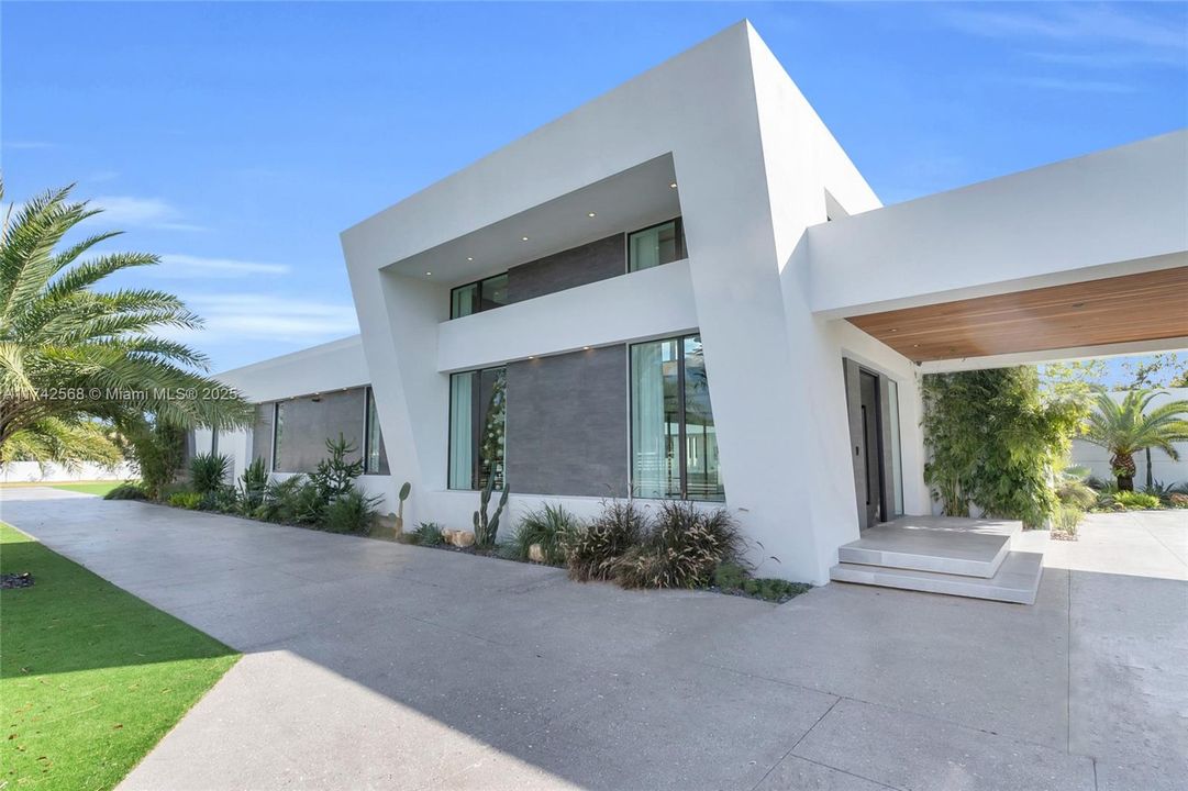 For Sale: $6,550,000 (5 beds, 5 baths, 5620 Square Feet)