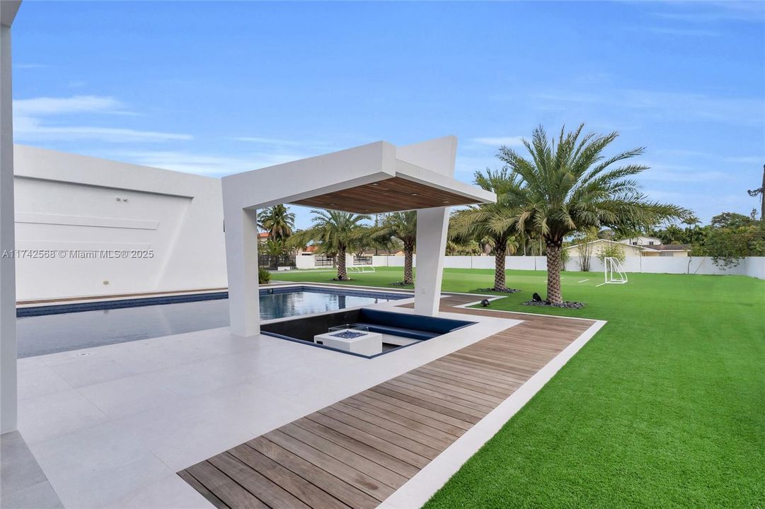 For Sale: $6,550,000 (5 beds, 5 baths, 5620 Square Feet)