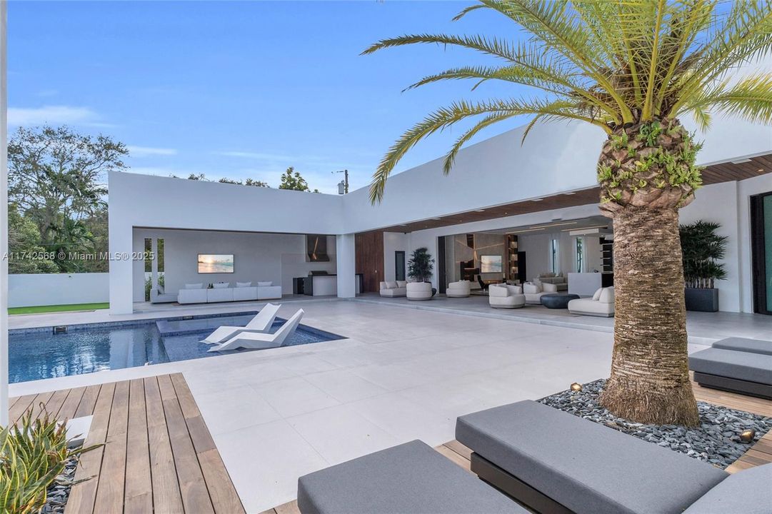 For Sale: $6,550,000 (5 beds, 5 baths, 5620 Square Feet)