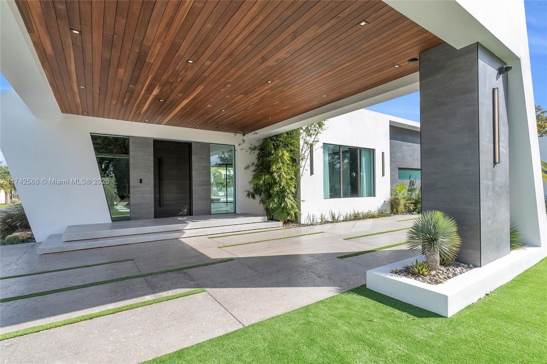 For Sale: $6,550,000 (5 beds, 5 baths, 5620 Square Feet)