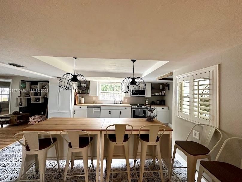 For Sale: $780,000 (3 beds, 2 baths, 1472 Square Feet)