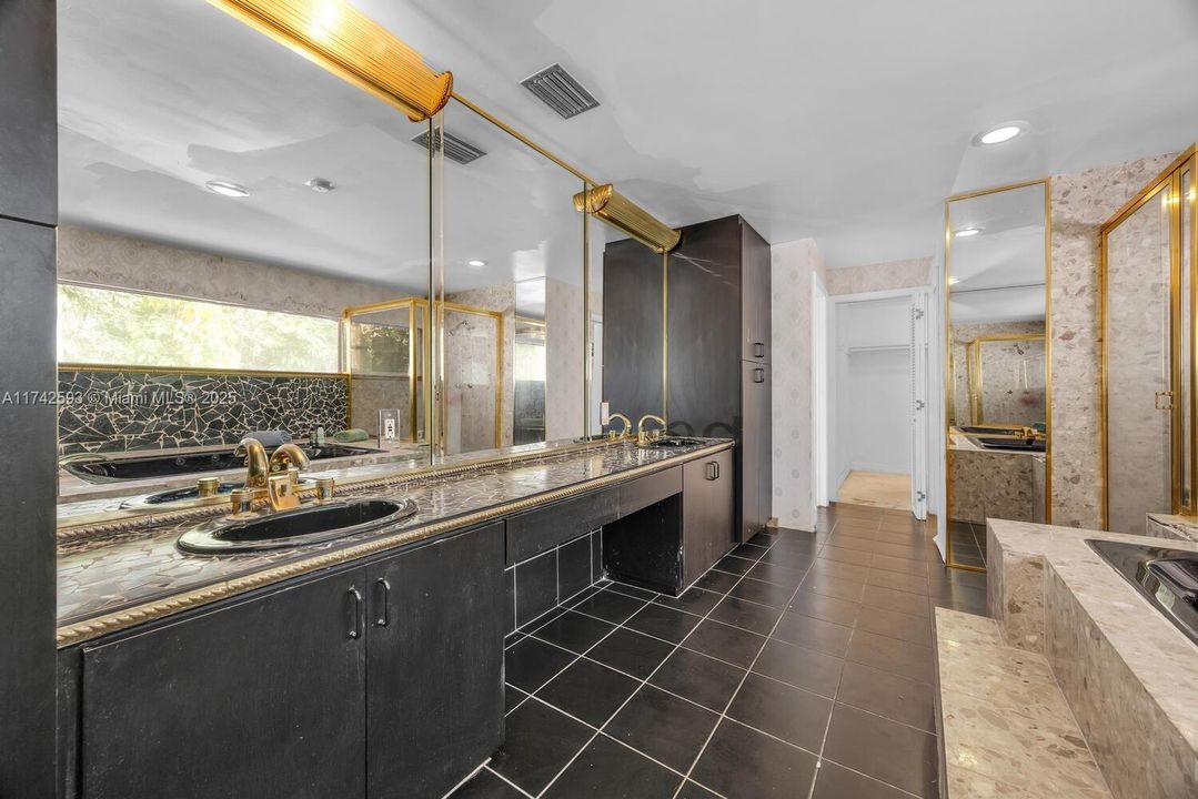 Vendido Recientemente: $2,190,000 (5 camas, 4 baños, 4464 Pies cuadrados)