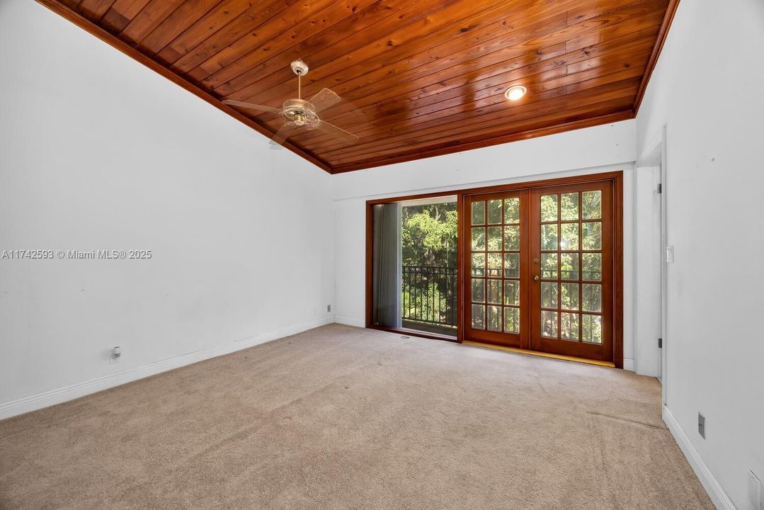 Vendido Recientemente: $2,190,000 (5 camas, 4 baños, 4464 Pies cuadrados)