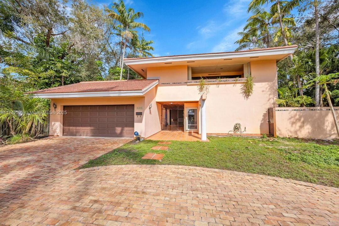 Vendido Recientemente: $2,190,000 (5 camas, 4 baños, 4464 Pies cuadrados)