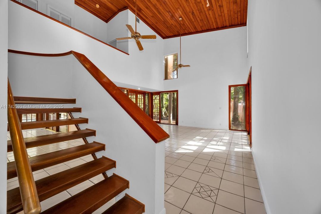 Vendido Recientemente: $2,190,000 (5 camas, 4 baños, 4464 Pies cuadrados)