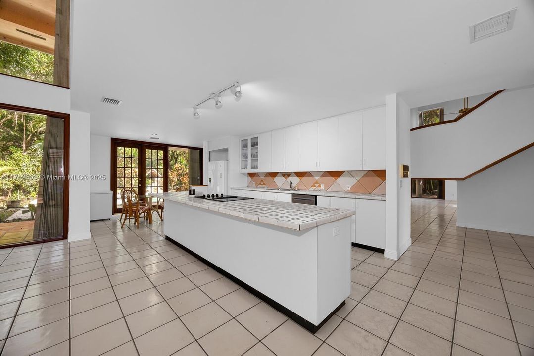 Vendido Recientemente: $2,190,000 (5 camas, 4 baños, 4464 Pies cuadrados)