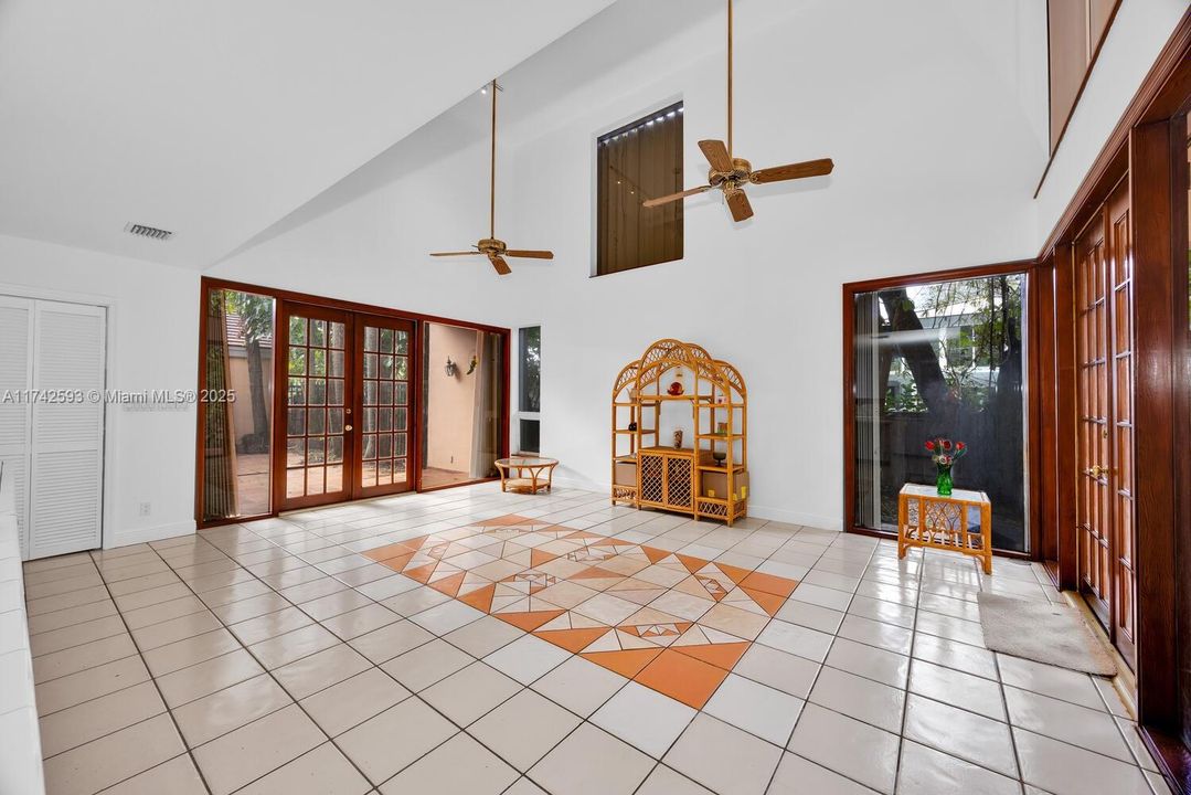 Vendido Recientemente: $2,190,000 (5 camas, 4 baños, 4464 Pies cuadrados)