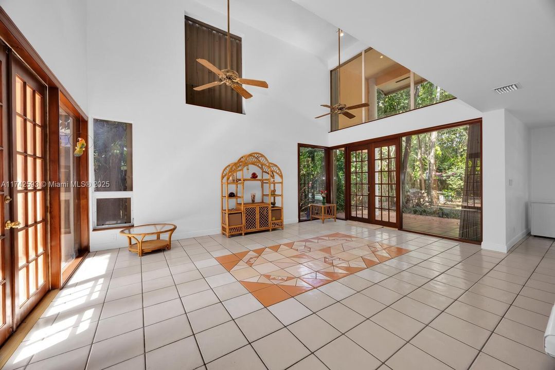 Vendido Recientemente: $2,190,000 (5 camas, 4 baños, 4464 Pies cuadrados)