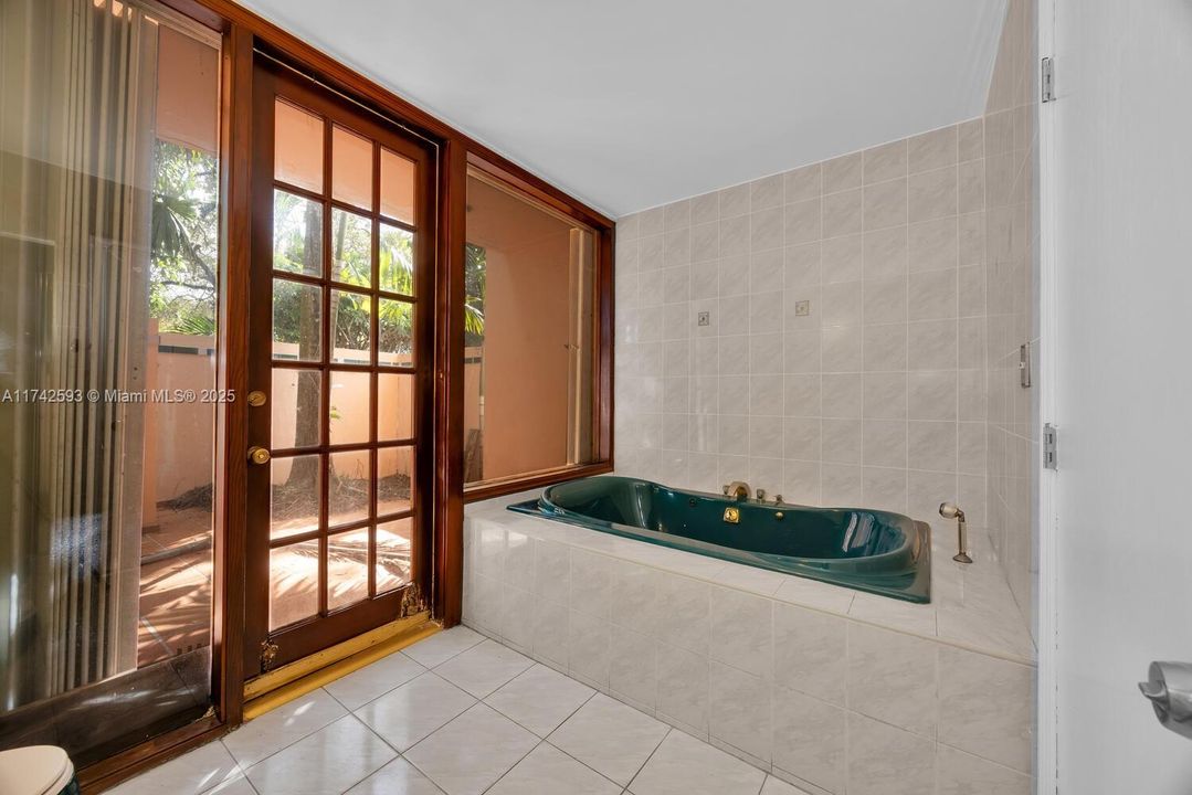 Vendido Recientemente: $2,190,000 (5 camas, 4 baños, 4464 Pies cuadrados)