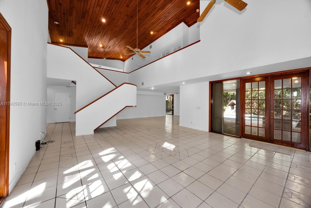 Vendido Recientemente: $2,190,000 (5 camas, 4 baños, 4464 Pies cuadrados)