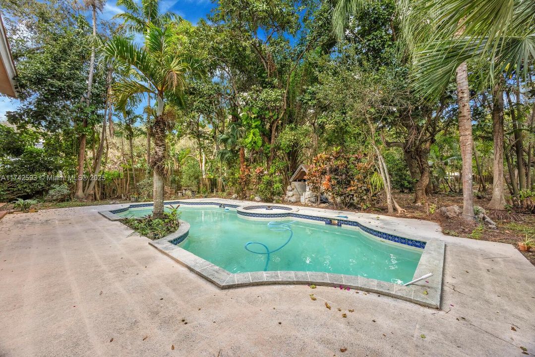 Vendido Recientemente: $2,190,000 (5 camas, 4 baños, 4464 Pies cuadrados)