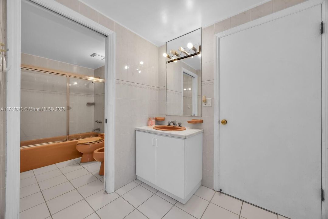 Vendido Recientemente: $2,190,000 (5 camas, 4 baños, 4464 Pies cuadrados)