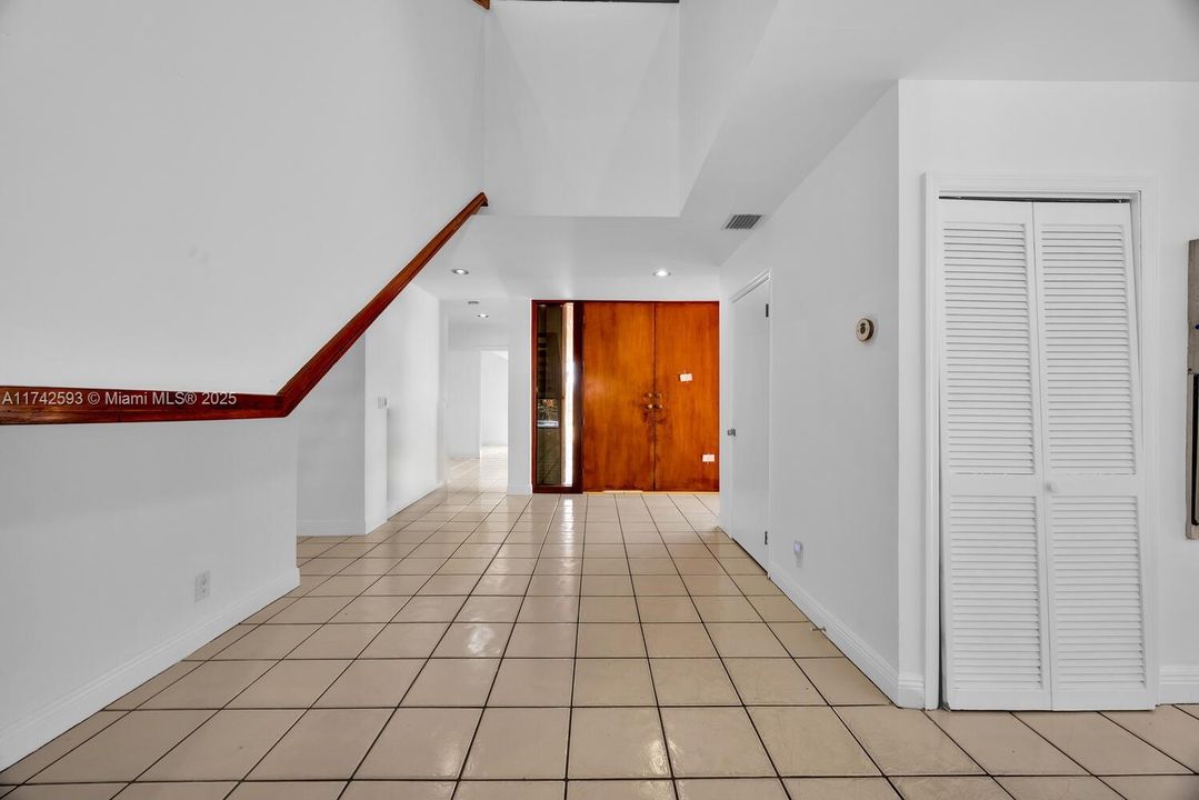 Vendido Recientemente: $2,190,000 (5 camas, 4 baños, 4464 Pies cuadrados)