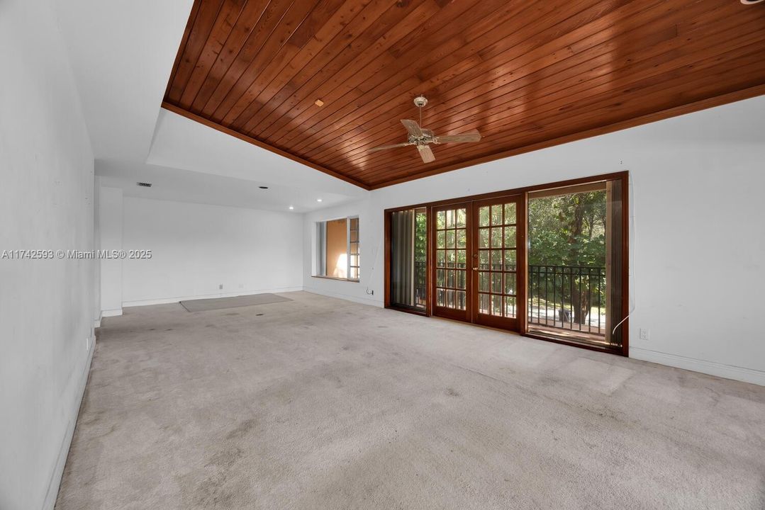 Vendido Recientemente: $2,190,000 (5 camas, 4 baños, 4464 Pies cuadrados)