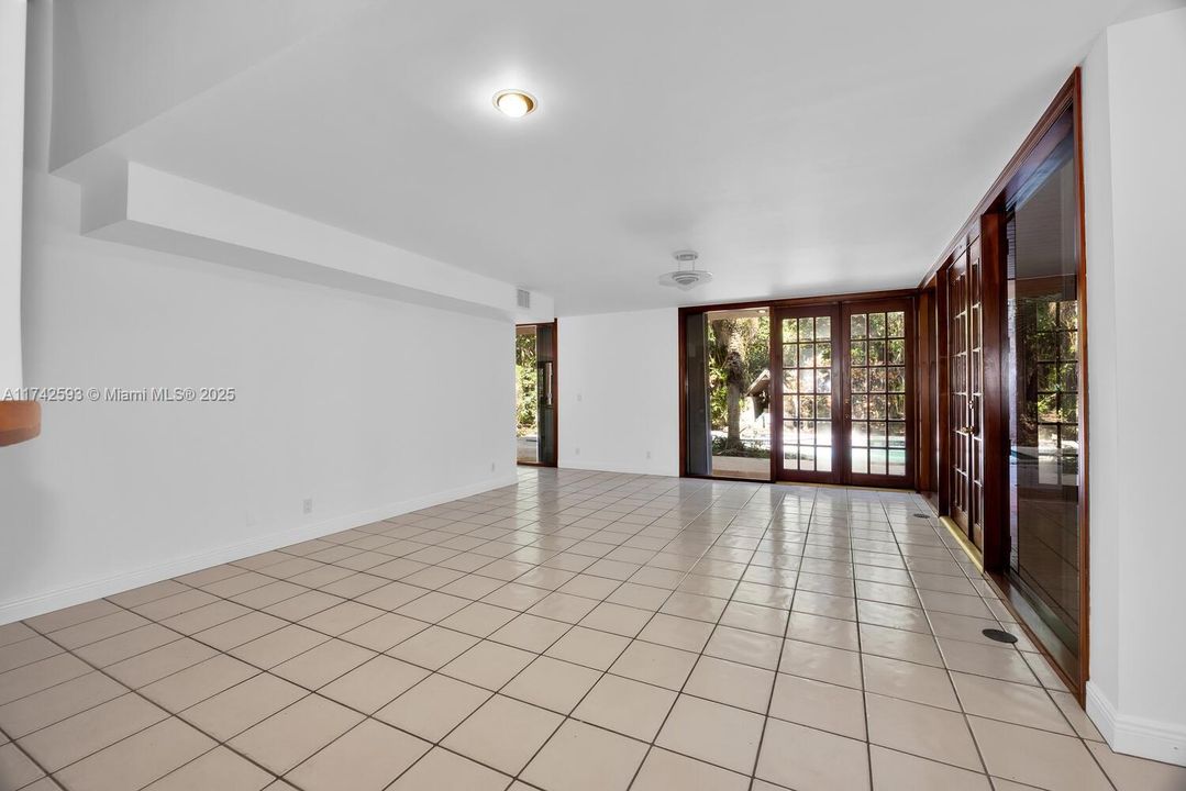 Vendido Recientemente: $2,190,000 (5 camas, 4 baños, 4464 Pies cuadrados)