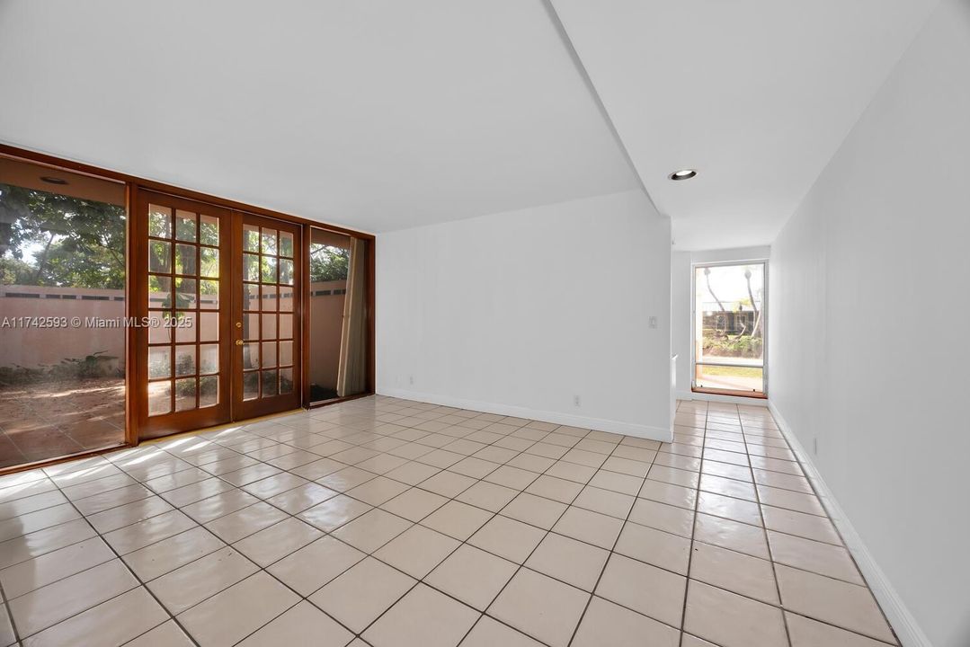 Vendido Recientemente: $2,190,000 (5 camas, 4 baños, 4464 Pies cuadrados)