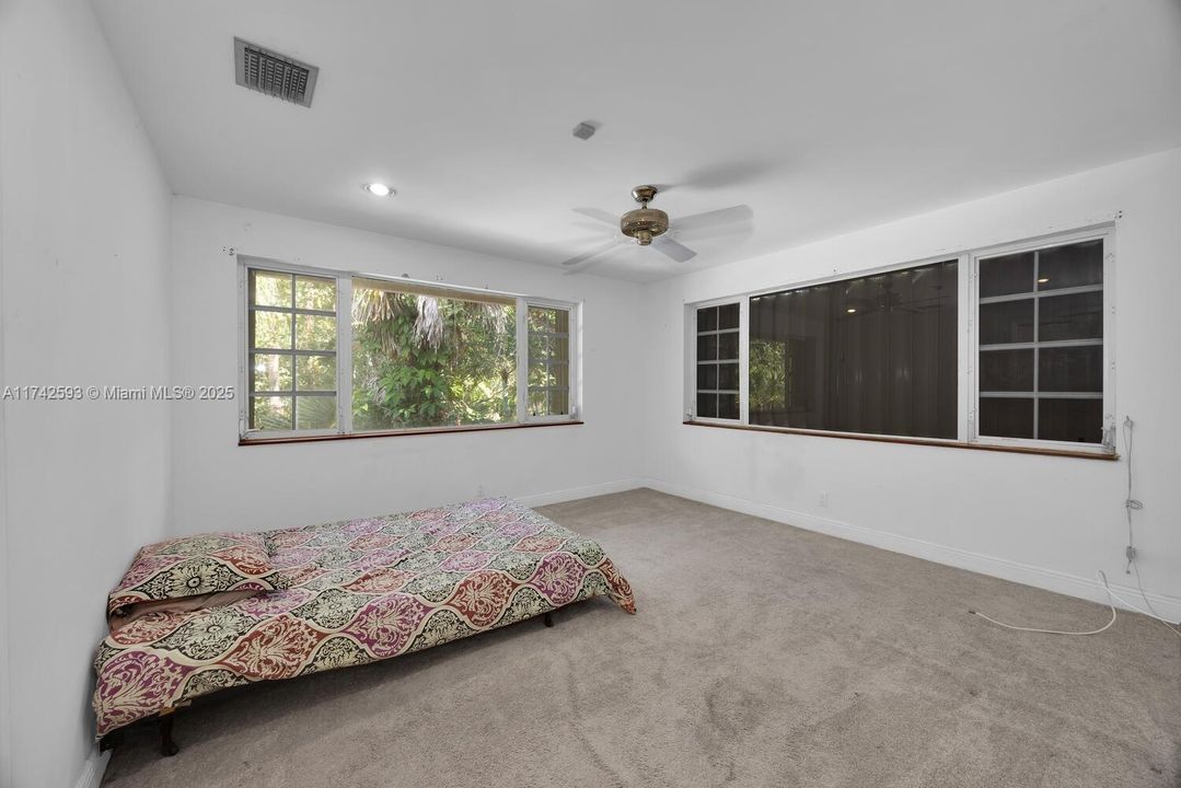 Vendido Recientemente: $2,190,000 (5 camas, 4 baños, 4464 Pies cuadrados)