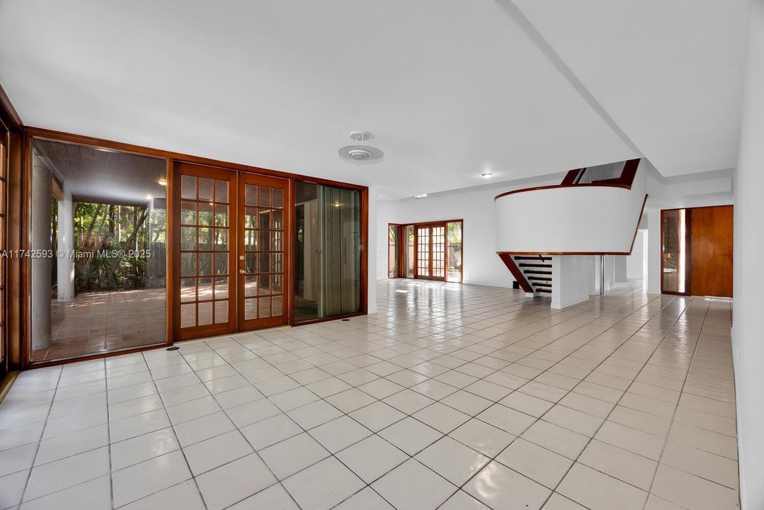 Vendido Recientemente: $2,190,000 (5 camas, 4 baños, 4464 Pies cuadrados)