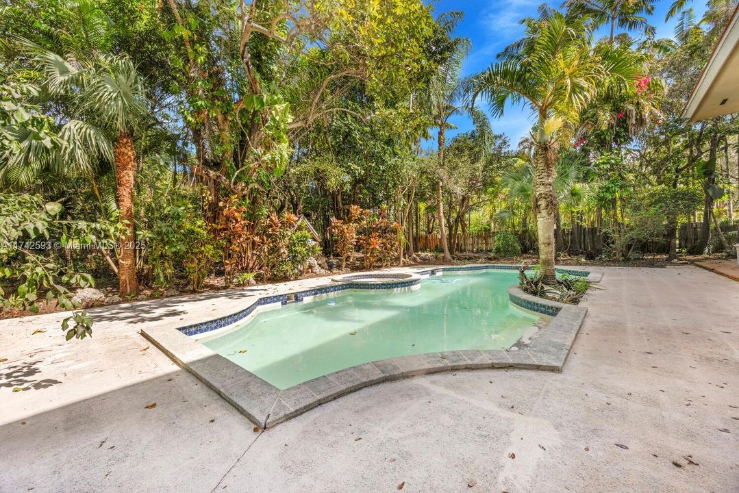 Vendido Recientemente: $2,190,000 (5 camas, 4 baños, 4464 Pies cuadrados)