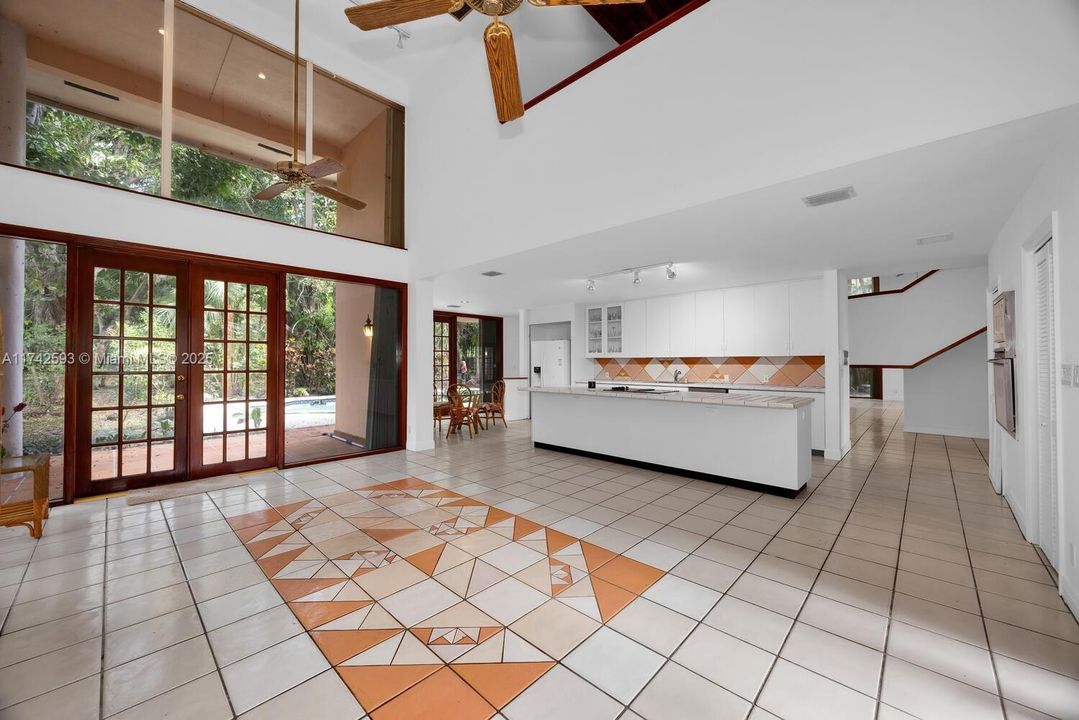 Vendido Recientemente: $2,190,000 (5 camas, 4 baños, 4464 Pies cuadrados)