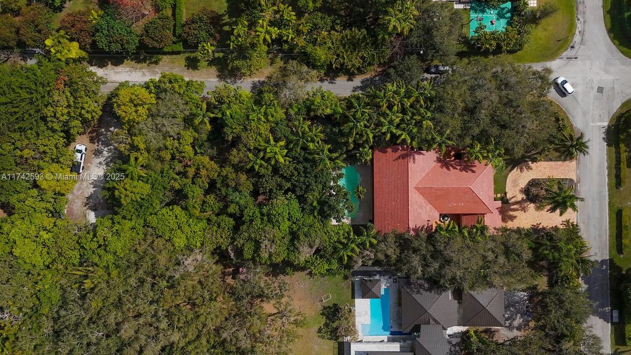 Vendido Recientemente: $2,190,000 (5 camas, 4 baños, 4464 Pies cuadrados)