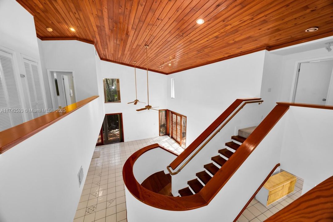 Vendido Recientemente: $2,190,000 (5 camas, 4 baños, 4464 Pies cuadrados)