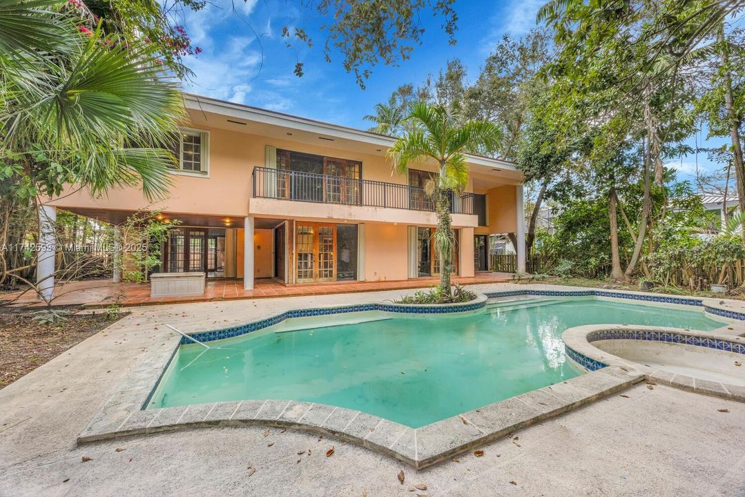 Vendido Recientemente: $2,190,000 (5 camas, 4 baños, 4464 Pies cuadrados)