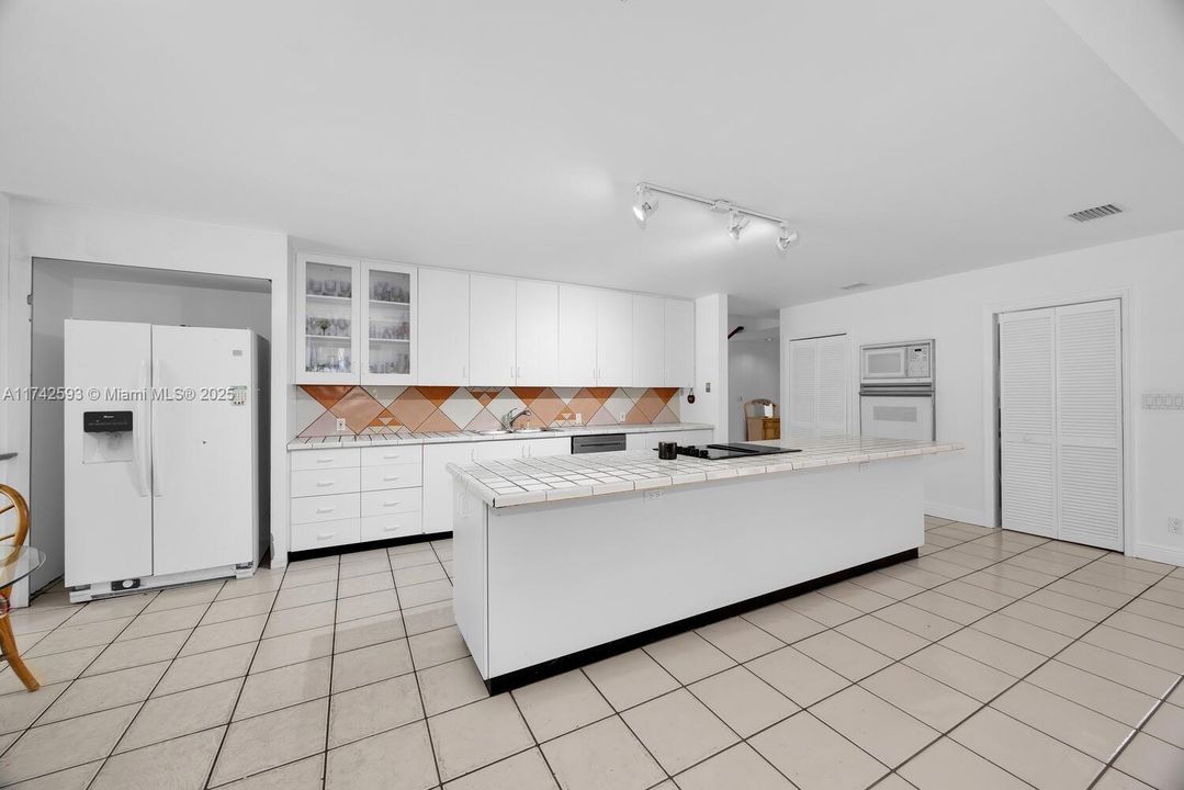 Vendido Recientemente: $2,190,000 (5 camas, 4 baños, 4464 Pies cuadrados)