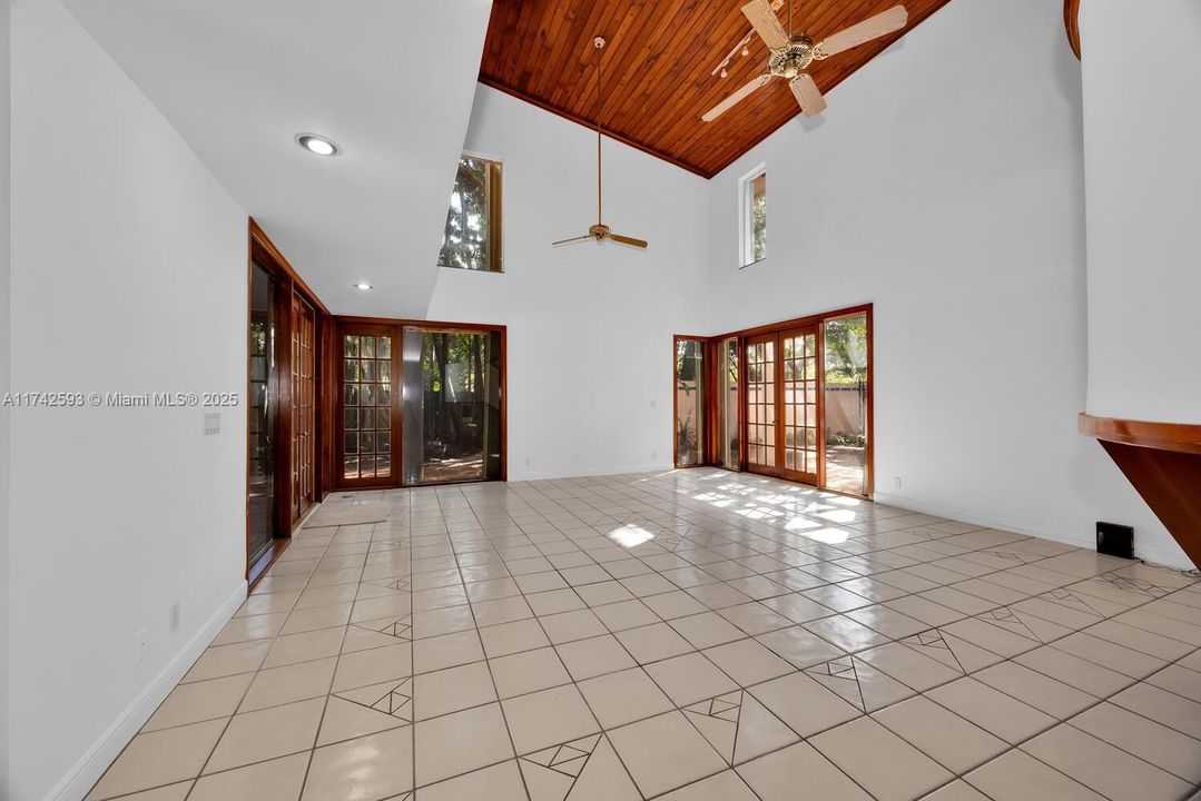 Vendido Recientemente: $2,190,000 (5 camas, 4 baños, 4464 Pies cuadrados)