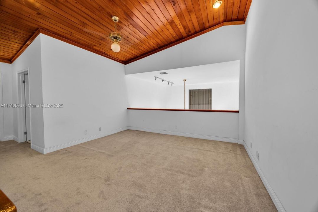 Vendido Recientemente: $2,190,000 (5 camas, 4 baños, 4464 Pies cuadrados)