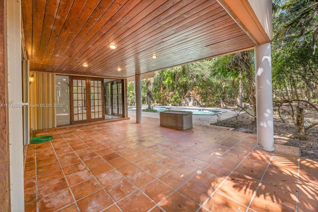 Vendido Recientemente: $2,190,000 (5 camas, 4 baños, 4464 Pies cuadrados)