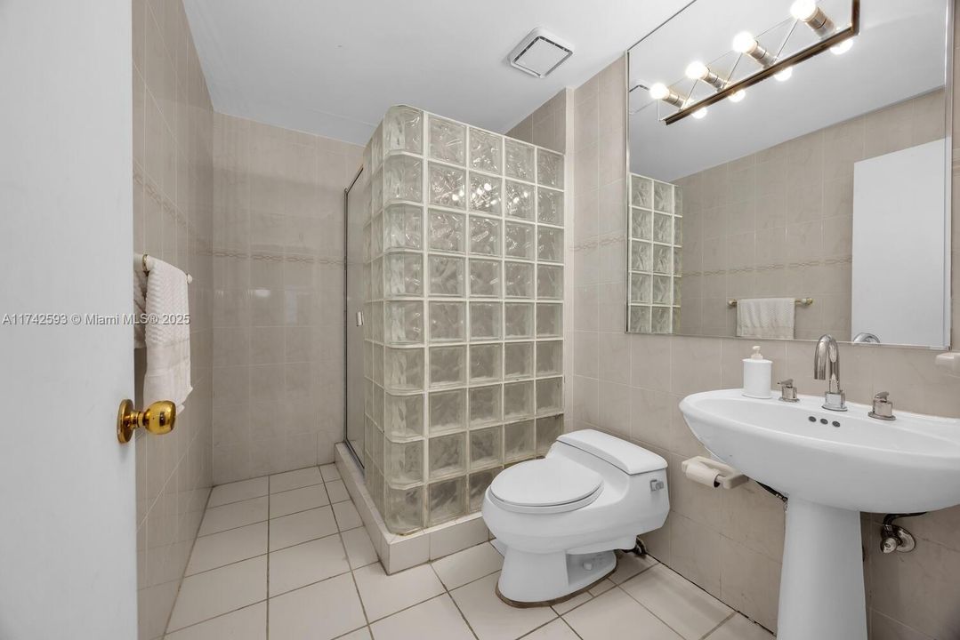 Vendido Recientemente: $2,190,000 (5 camas, 4 baños, 4464 Pies cuadrados)