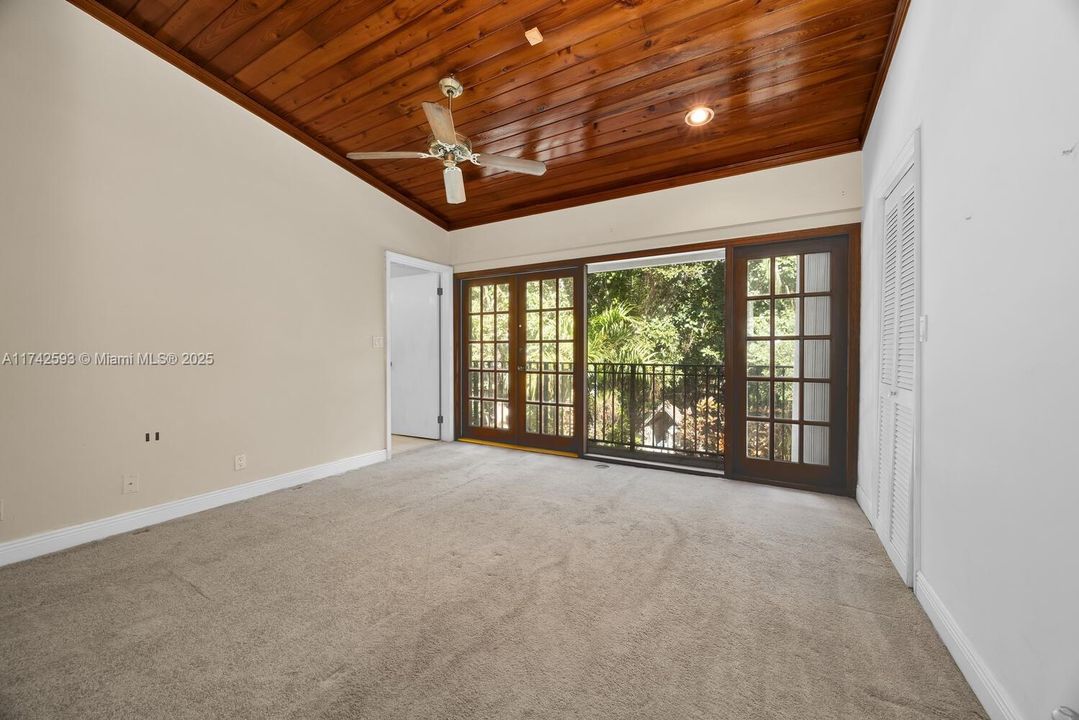 Vendido Recientemente: $2,190,000 (5 camas, 4 baños, 4464 Pies cuadrados)