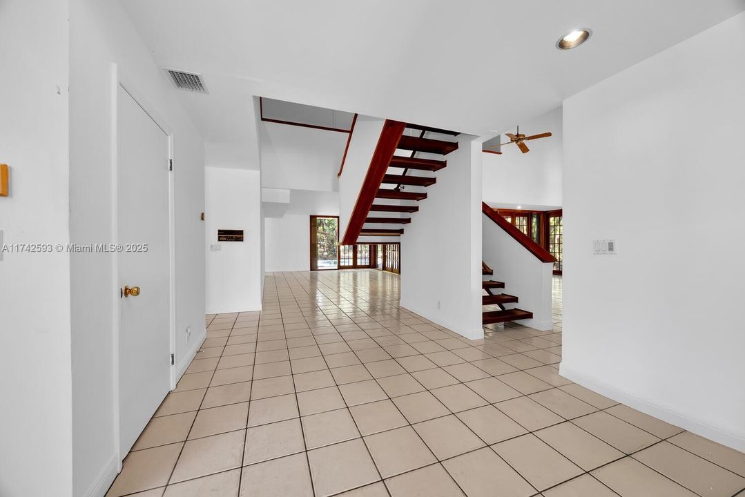 Vendido Recientemente: $2,190,000 (5 camas, 4 baños, 4464 Pies cuadrados)