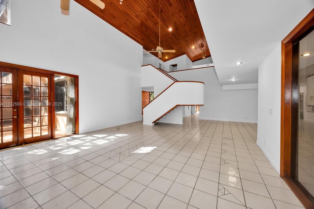 Vendido Recientemente: $2,190,000 (5 camas, 4 baños, 4464 Pies cuadrados)