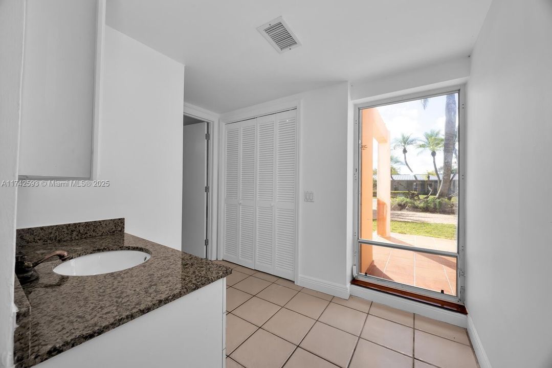 Vendido Recientemente: $2,190,000 (5 camas, 4 baños, 4464 Pies cuadrados)