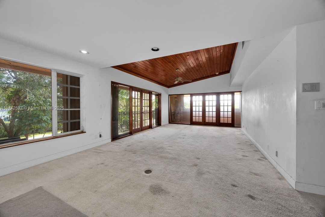 Vendido Recientemente: $2,190,000 (5 camas, 4 baños, 4464 Pies cuadrados)