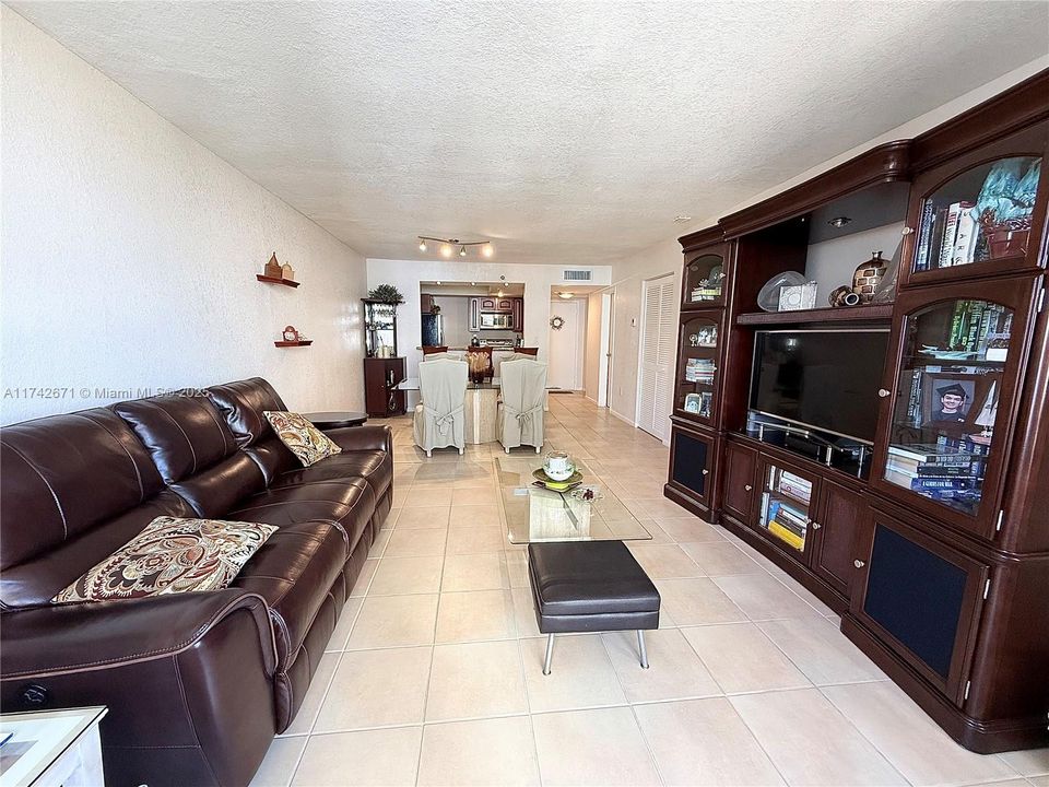 Vendido Recientemente: $415,000 (1 camas, 2 baños, 790 Pies cuadrados)