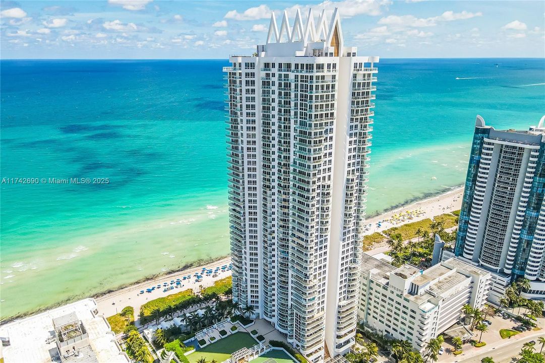 Recently Sold: $1,850,000 (2 beds, 2 baths, 1322 Square Feet)